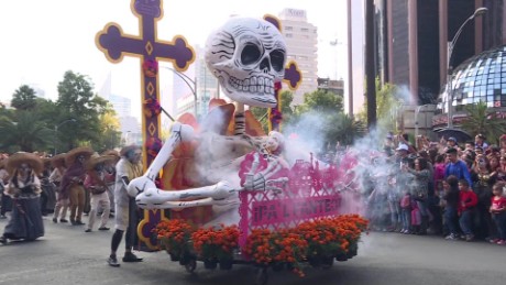 cnnee nat pkg mexico desfile dia de muertos a la bond _00000009