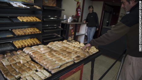 A man buys bread at a bakery in Buenos Aires, on May 17, 2016.
Employment and inflation are the Argentinians' main concern almost six months after the instalation of President Mauricio Macri, though the majority thinks he "needs time", a poll revealed Tuesday. / AFP / EITAN ABRAMOVICH        (Photo credit should read EITAN ABRAMOVICH/AFP/Getty Images)