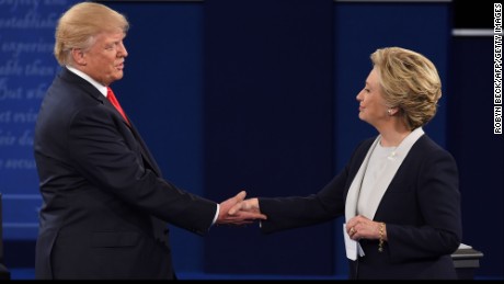US Democratic presidential candidate Hillary Clinton (R) and US Republican presidential candidate Donald Trump shake hands at the end of the second presidential debate at Washington University in St. Louis, Missouri, on October 9, 2016. / AFP / Robyn Beck        (Photo credit should read ROBYN BECK/AFP/Getty Images)