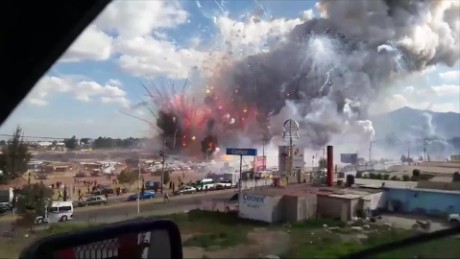 cnnee brk explosion polvorin tultepec mexico video facebook_00000110.jpg