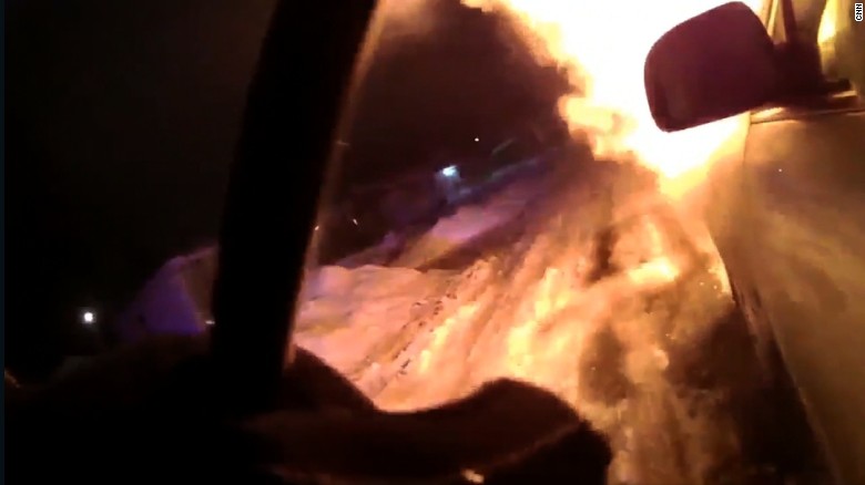 Dramatic Video Shows Police Rescue Trapped Woman From Burning Car Cnn 8175