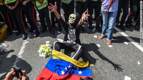 Opponents of Venezuelan President Nicolas Maduro hold a demostration in Caracas on January 23, 2017. 
Some 2,000 Venezuelan opponents marched Monday in the streets of Caracas to demand early elections, with the aim of ousting President Nicolas Maduro, who they blame for the profound political and economic crisis that has the country in its grip. / AFP / JUAN BARRETO        (Photo credit should read JUAN BARRETO/AFP/Getty Images)