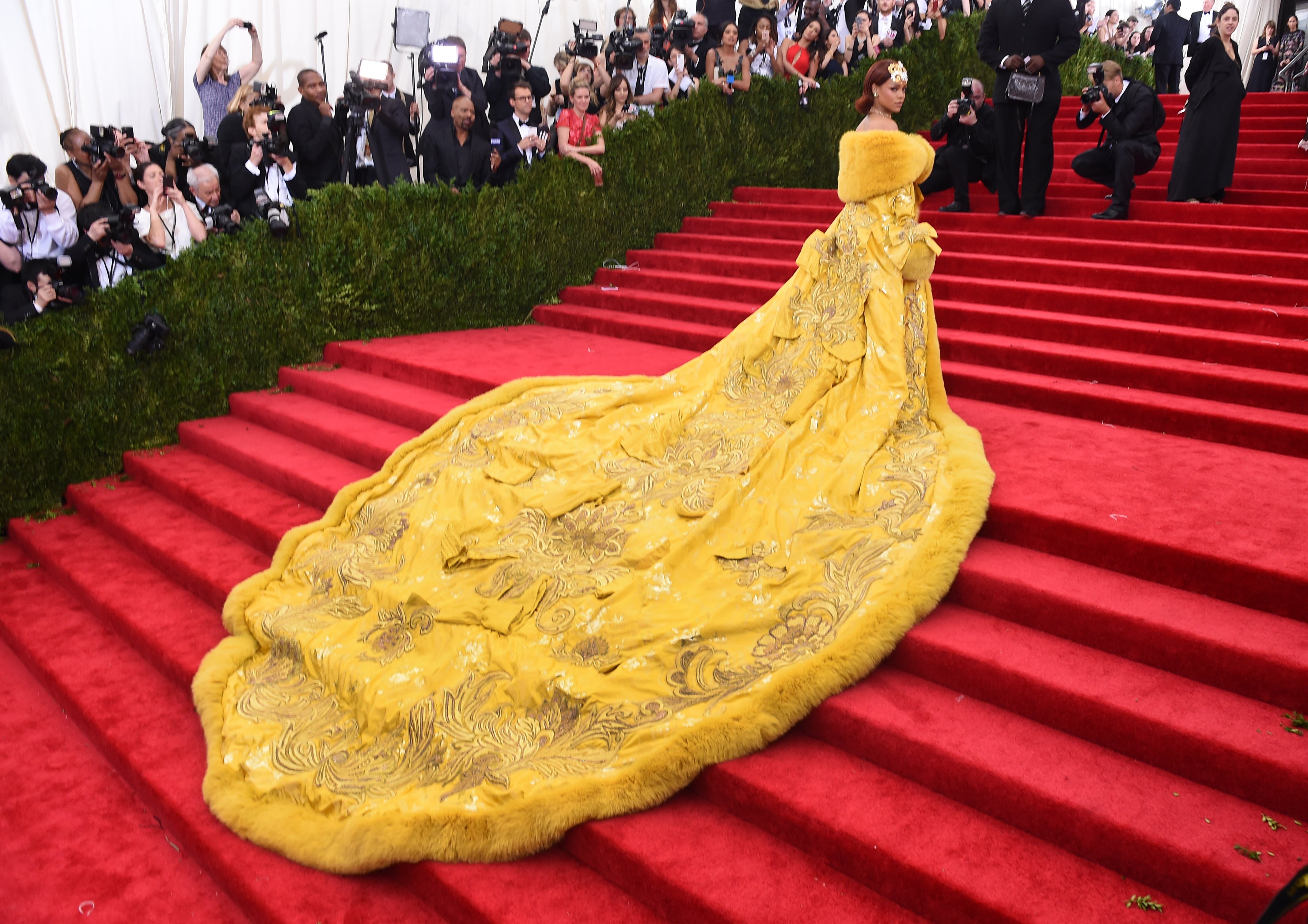 Spinning gold: Chinese couturier Guo Pei takes Paris - CNN Style