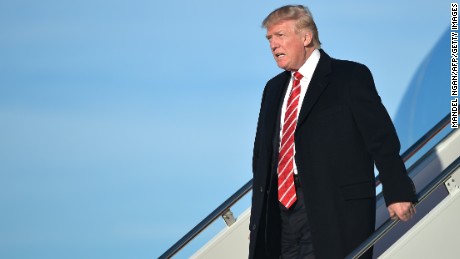 US President Donald Trump steps off Air Force One on February 6, 2017 upon arrival at Andrews Air Force Base in Maryland. / AFP / MANDEL NGAN        (Photo credit should read MANDEL NGAN/AFP/Getty Images)