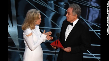 TOPSHOT - US actors Faye Dunaway (L) and Warren Beatty present on stage the Best Film award at the 89th Oscars on February 26, 2017 in Hollywood, California. / AFP / Mark RALSTON        (Photo credit should read MARK RALSTON/AFP/Getty Images)
