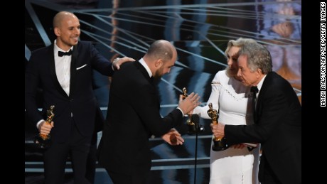 TOPSHOT - "La La Land" producer Jordan Horowitz (2ndL) accepts his award for best picture from US actors Faye Dunaway (2ndR) and Warren Beatty (R) next to producer fred Berger after initially believing they had won at the 89th Oscars on February 26, 2017 in Hollywood, California. / AFP / Mark RALSTON        (Photo credit should read MARK RALSTON/AFP/Getty Images)