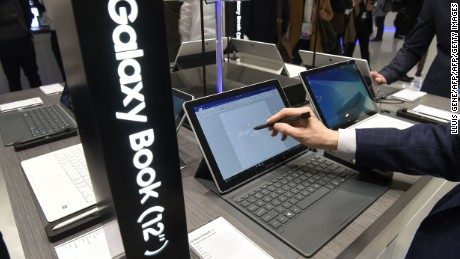A visitors tries the Galaxy Book at the stand of Samsung on the first day of the Mobile World Congress in Barcelonaon on February 27, 2017 in Barcelona.
Phone makers will seek to seduce new buyers with artificial intelligence functions and other innovations at the world's biggest mobile fair starting today in Spain.

 / AFP / LLUIS GENE        (Photo credit should read LLUIS GENE/AFP/Getty Images)