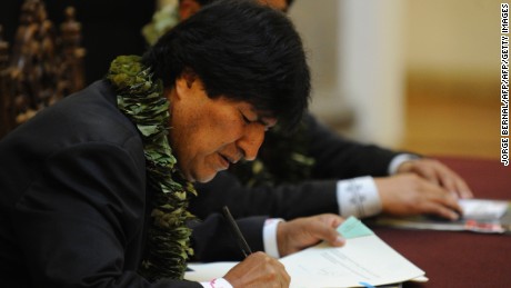 Bolivian President Evo Morales promulgates a government bill increasing the legal areas of cultivation of coca, during a ceremony at the Quemado presidential palace in La Paz, on March 8, 2017.
Under the new law, the legal cultivation area for the country's two main coca-growing regions would be extended from 12,000 hectares to 22,000 -- capped at 14,300 hectares for the Los Yungas region and 7,700 hectares in the Chapare region, where Morales used to grow coca. / AFP PHOTO / JORGE BERNAL        (Photo credit should read JORGE BERNAL/AFP/Getty Images)