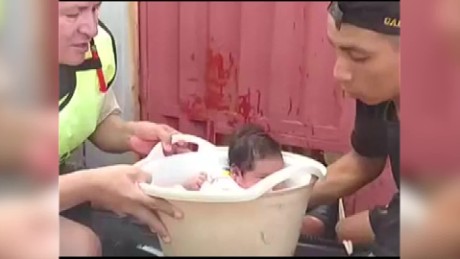cnnee pkg digital bebe rescatada en inundaciones peru ejercito_00000406