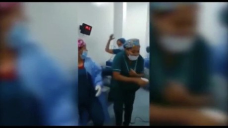 cnnee pkg ramos cartagena baile cirugia enfermeras bailando_00001224