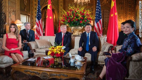 US-Präsident Donald Trump posiert mit dem chinesischen Präsidenten Xi Jinping und seiner Frau Peng Liyuan bei ihrer Ankunft auf dem Anwesen Mar-a-Lago in West Palm Beach, Florida, am 6. April 2017.