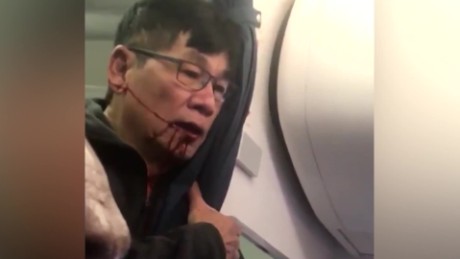 cnnee pkg yilber united airlines fiasco video viral david dao pasajero arrastrado_00005907
