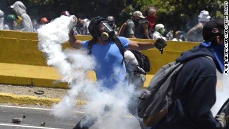 cnnee brk guillermo arduino fuertes disturbios en venezuela _00000505