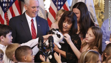 معاون رئیس جمهور مایک پنس و همسرش کارن پنس خرگوش خانواده خود را مارلون بوندو در آغوش می گیرند.