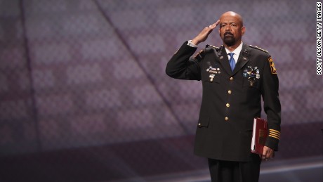 Reporter tweets profane email apparently from Sheriff Clarke