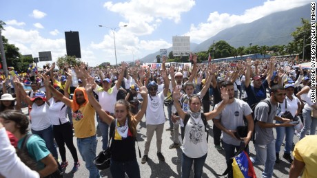 Opposition activists block the Francisco Fajardo main motorway in eastern Caracas on May 20, 2017 to protest against President Nicolas Maduro.
Venezuelan protesters and supporters of embattled President Nicolas Maduro take to the streets Saturday as a deadly political crisis plays out in a divided country on the verge of paralysis. / AFP PHOTO / JUAN BARRETO        (Photo credit should read JUAN BARRETO/AFP/Getty Images)
