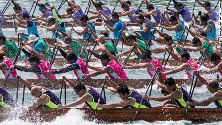 TOPSHOT - Competitors take part in a dragon boat race in Hong Kong on May 14, 2017. 
The races are part of a multi-million dollar programme of events organised to celebrate Hong Kong's 20th handover anniversary from Britain to China which falls on July 1.  / AFP PHOTO / DALE DE LA REY        (Photo credit should read DALE DE LA REY/AFP/Getty Images)