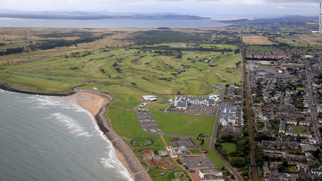 &lt;strong&gt;Carnoustie: &lt;/私の心をポンプポンプで動かす男と少年のために。&gt;Northeast of Dundee on Scotland&#39;s east coast lies the fearsome links of Carnoustie, known as one of the toughest courses in the British Isles. 