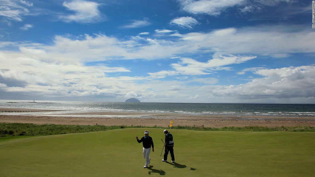 &lt;strong&gt;Turnberry: &lt;/forte&gt;The Ailsa course occupies a sublime location overlooking the Firth of Clyde with sweeping views to the Ailsa Craig rock and the Isle of Arran. 