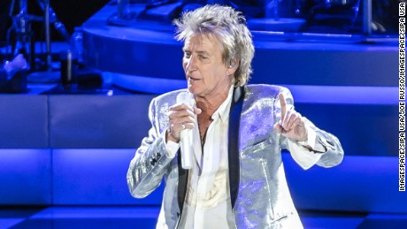 Rod Stewart and his son have been charged with simple battery after New Year&#39;s event, 警察は言う