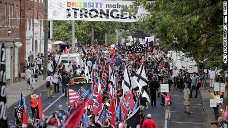 2017 میں سیکڑوں سفید فام قوم پرست اور نو نازی شارلٹس ول، ورجینیا میں مارچ کر رہے ہیں۔