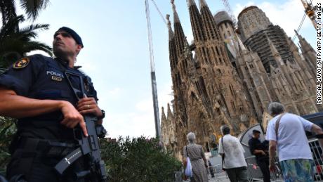 TOPSHOT - A police officer stands by the Sagrada Familia basilica in Barcelona on August 20, 2017, before a mass to commemorate victims of two devastating terror attacks in Barcelona and Cambrils.
A grief-stricken Barcelona prepared today to commemorate victims of two devastating terror attacks at a mass in the city's Sagrada Familia church. As investigators scrambled to piece together the attacks which killed 14 people in all, Interior Minister Juan Ignacio Zoido said on August 19 the cell behind the carnage that also injured 120 and plunged the country into shock had been "dismantled," though local authorities took a more cautious tone.

 / AFP PHOTO / PASCAL GUYOT        (Photo credit should read PASCAL GUYOT/AFP/Getty Images)