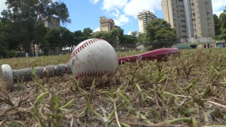 cnnee pkg osmary hernandez beisbol venezuela pasion polemica fondos gobierno liga profesional_00000115