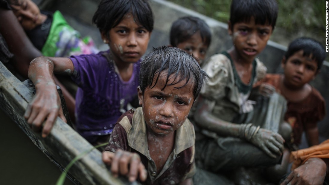 Rohingya children flee the Rakhine state by boat on Tuesday, 9月 12.