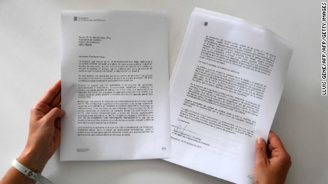 A woman holds a copy of the letter sent by Catalan regional government president Carles Puigdemont to Prime Minister Mariano Rajoy on October 16, 2017 in Barcelona.
Madrid gave Catalonia's separatist leader three more days to "return to legality" after he refused to say whether he would follow through on a threat to declare independence from Spain. Responding to an initial deadline set by the central government, Carles Puigdemont sent a letter early on October 16, 2017 calling for talks with Prime Minister Mariano Rajoy "as soon as possible" amid Spain's worst political crisis in decades. But he stopped short of giving a definitive "yes or no" as demanded by Madrid after his ambiguous independence speech last week, and Spain gave him until October 19, 2017 to clarify. 
 / AFP PHOTO / LLUIS GENE        (Photo credit should read LLUIS GENE/AFP/Getty Images)