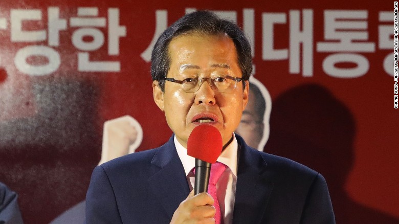 Hong Jun-pyo addresses Liberty Korea Party supporters during South Korea&#39;s general election in May 2017. 