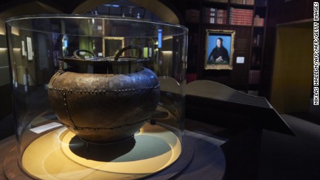 The Battersea Cauldron is displayed during a preview of &#39;Harry Potter: A History of Magic&#39; exhibition at the British Library, in central London on October 18, 2017, marking the twentieth anniversary of the publication of Harry Potter and the Philosopher&#39;s Stone.  / AFP PHOTO / NIKLAS HALLE&#39;N / RESTRICTED TO EDITORIAL USE - MANDATORY MENTION OF THE ARTIST UPON PUBLICATION - TO ILLUSTRATE THE EVENT AS SPECIFIED IN THE CAPTION        (Photo credit should read NIKLAS HALLE&#39;N/AFP/Getty Images)