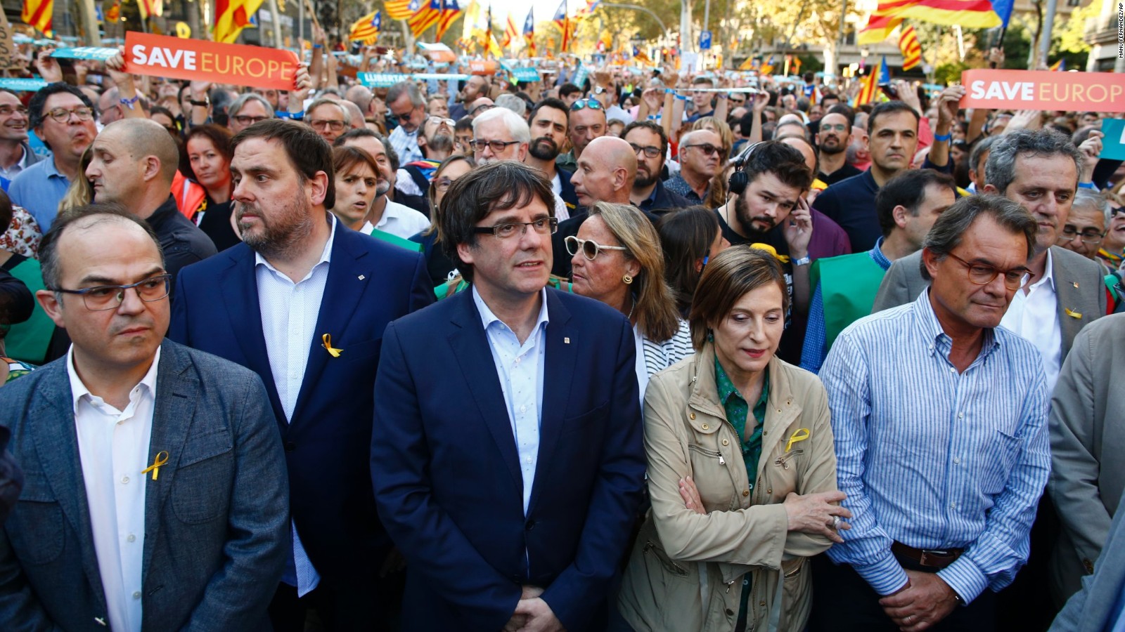 Catalan President Carles Puigdemont, center, takes part in an independence march in Barcelona on October 21.