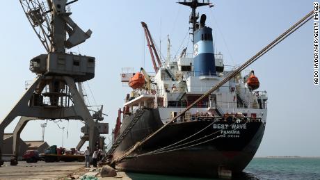 Fears grow of imminent attack on main humanitarian port in Yemen 
