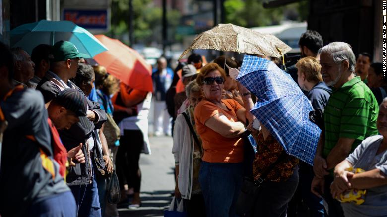 People queue outside a supermarket in Caracas to buy basic foodstuffs and household products on November 10, 2017.
In crisis-stricken Venezuela, the cost of the basic basket of goods soared to nearly 2.7 million bolivars in September, the equivalent of six minimum monthly wages.