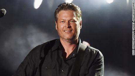 Blake Shelton está siguiendo en Garth Brooks & # 39; pasos con su propio concierto drive-in  