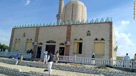 epa06347846 People walk outside a mosque that was attacked in the northern city of Arish, Sinai Peninsula, Egypt, 24 November 2017. According to initial reports, dozens were killed and injured in a bombing and gunfire targeting worshipers leaving the Friday prayers in the northern city of Arish. EPA-EFE/STR BEST QUALITY AVAILABLE