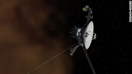 Voyager 2 has resumed operations after shutting off its instruments to save power, NASAは言う