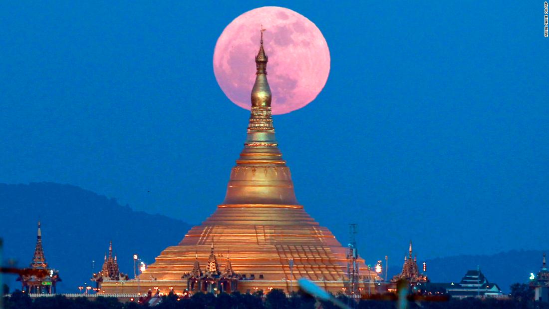 The moon rises behind the Uppatasanti Pagoda in Naypyitaw, Myanmar on Sunday, December 3, 2017. Image: CNN