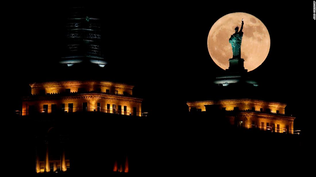 The moon rises in front of a replica of the Statue of Liberty sitting atop the Liberty Building in downtown Buffalo, New York, USA. Image: CNN