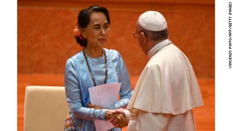 Pope Francis (R) shakes hands with Myanmar&#39;s Aung San Suu Kyi during an event in Naypyidaw.