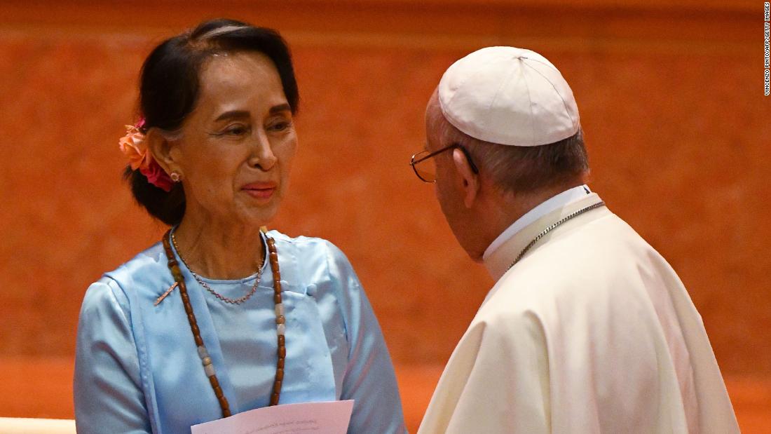Pope Francis (R) shakes hands with Myanmar&#39;s Aung San Suu Kyi during an event in Naypyidaw.