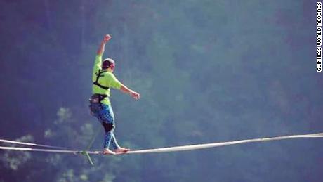 Blindfolded slackline world record