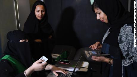 Divorced Saudi women win right to get custody of children