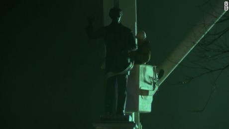 Confederate statues fall in Memphis