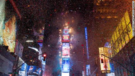 The ball drops to enter in the new year during New Year's Eve celebrations in Times Square on January 1, 2018 in New York. / AFP PHOTO / DON EMMERT        (Photo credit should read DON EMMERT/AFP/Getty Images)
