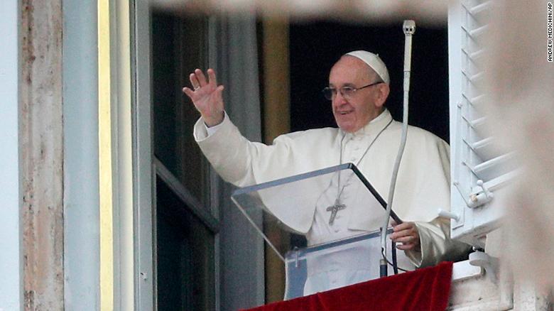 Pope calls on world leaders to help refugees