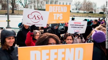 Immigrants and activists protest near the White House to demand that the Department of Homeland Security extend Temporary Protected Status (TPS) for more than 195,000 Salvadorans on January 8, 2018 in Washington, DC.
The US government announced Monday the end of a special protected status for about 200,000 Salvadoran immigrants, a move that threatens with deportation tens of thousands of well-established families with children born in the United States. / AFP PHOTO / Andrew CABALLERO-REYNOLDS        (Photo credit should read ANDREW CABALLERO-REYNOLDS/AFP/Getty Images)