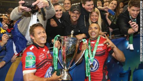 Jonny Wilkinson (left) celebrates winning the Heineken Cup with Bryan Habana and a number of Toulon fans in 2014.