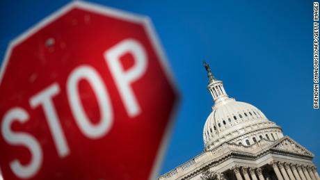 Lawmakers scramble for a deal amid shutdown-DACA &#39;chaos&#39; 