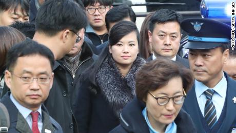 Hyon Song-Wol (C), the leader of North Korea&#39;s popular Moranbong band, arrives at Seoul station in Seoul on January 21, 2018 before boarding a train bound for the eastern city of Gangneung.
North Korean delegates arrived in Seoul on January 21 on their way to inspect venues and prepare cultural performances for next month&#39;s Winter Olympics, in the first visit by Pyongyang officials to the South for four years. / AFP PHOTO / KOREA POOL / - / South Korea OUT        (Photo credit should read -/AFP/Getty Images)